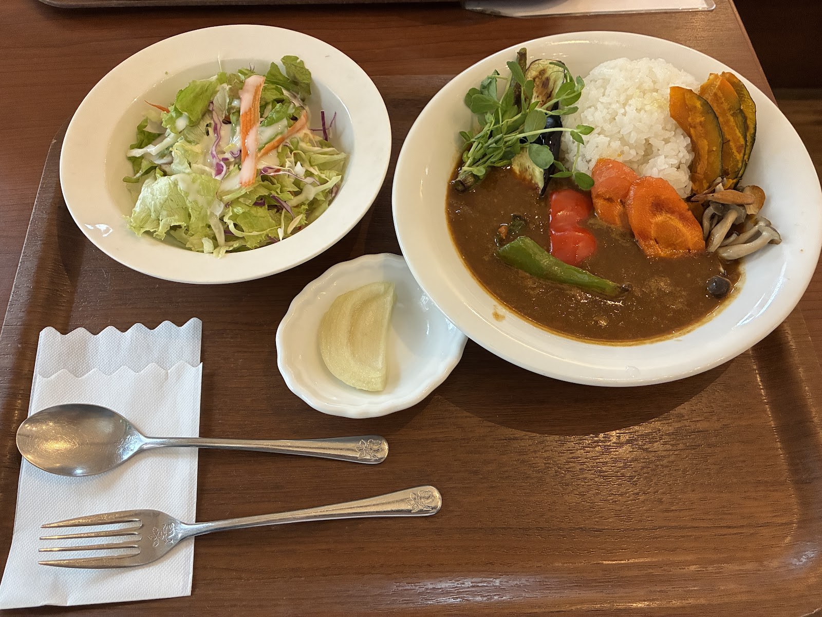 スープカレーとサラダの皿
