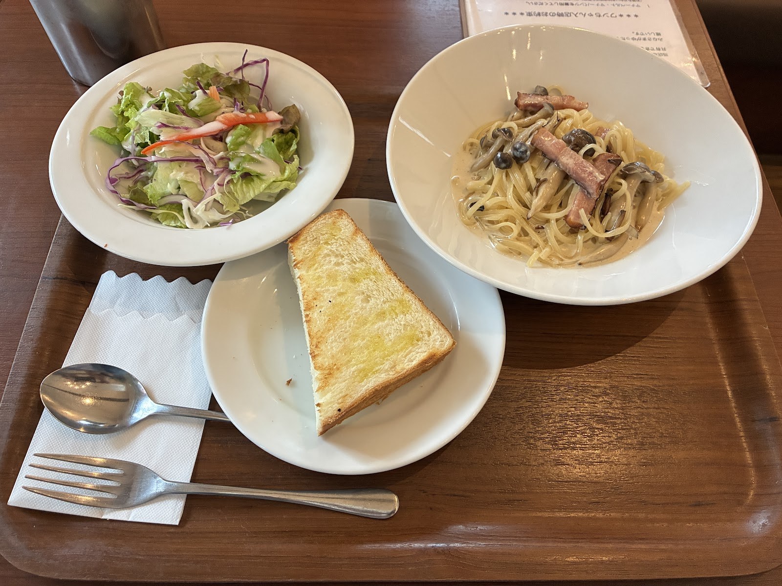 サラダ・パスタ・厚焼きトーストが載ったトレー
