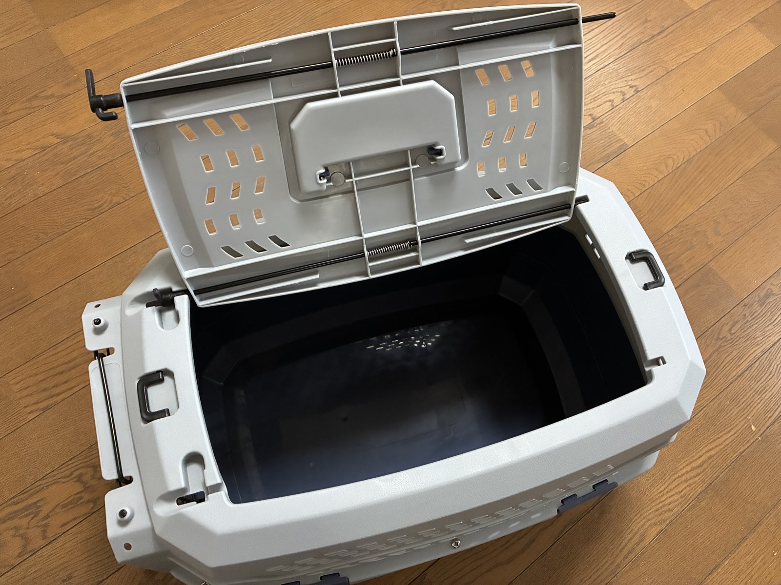天面を開けたハードキャリーの中
