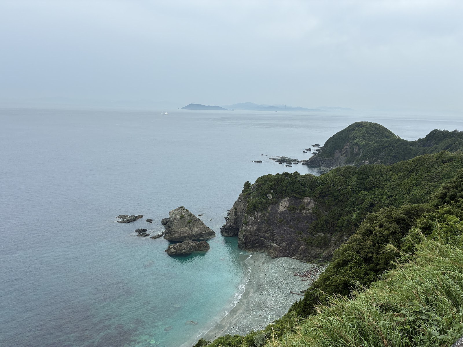 入り江と岩礁の海岸。水が澄んでいる