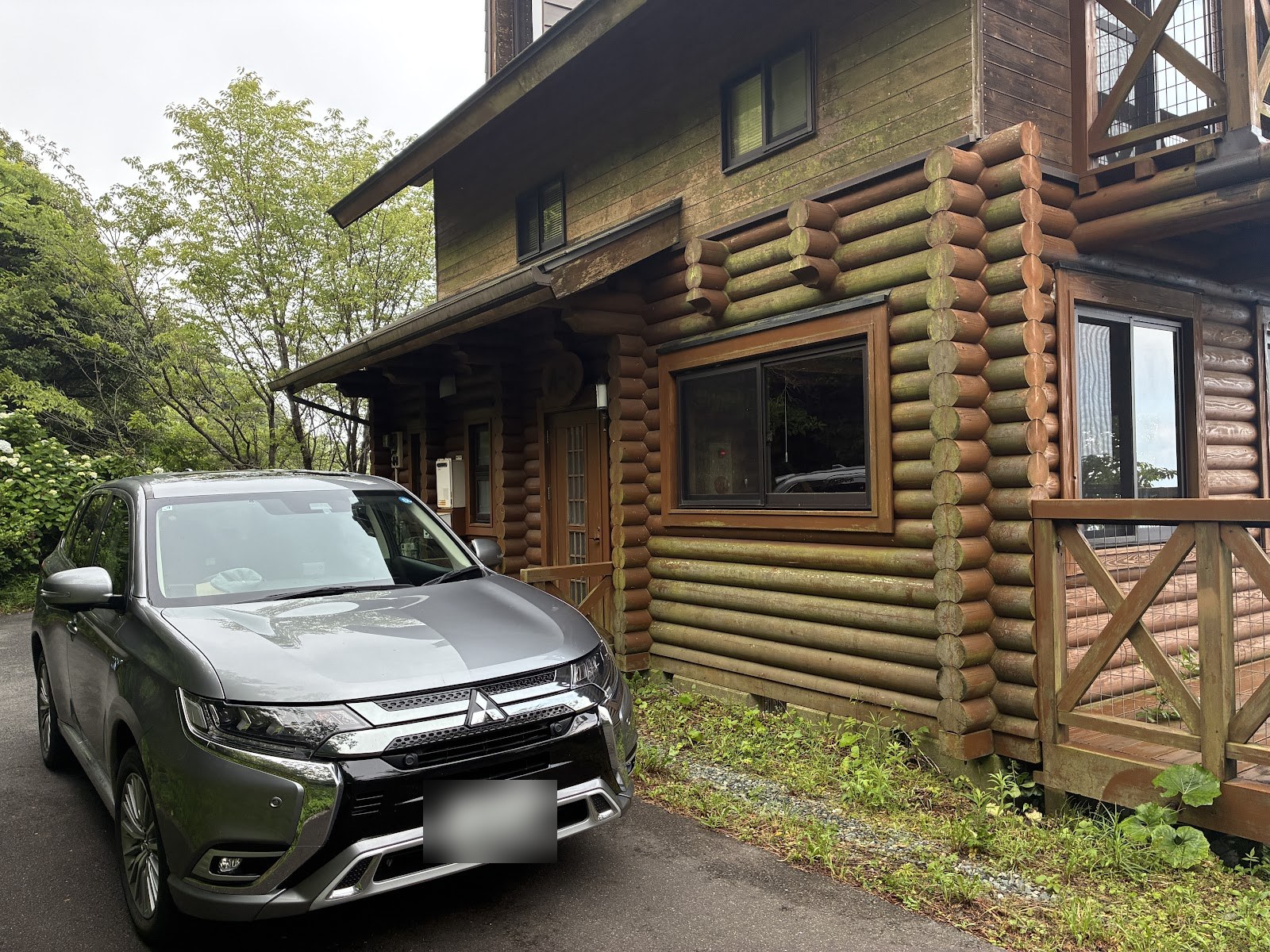 ログハウスの前に停めた車
