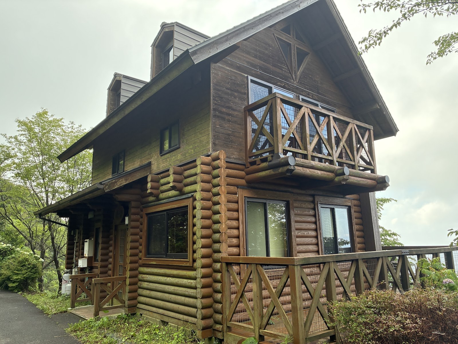 木組みの2階建てログハウスの外観