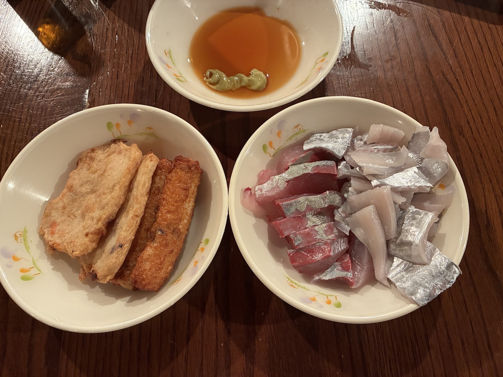 皿に盛られた刺身とじゃこ天、缶ビール