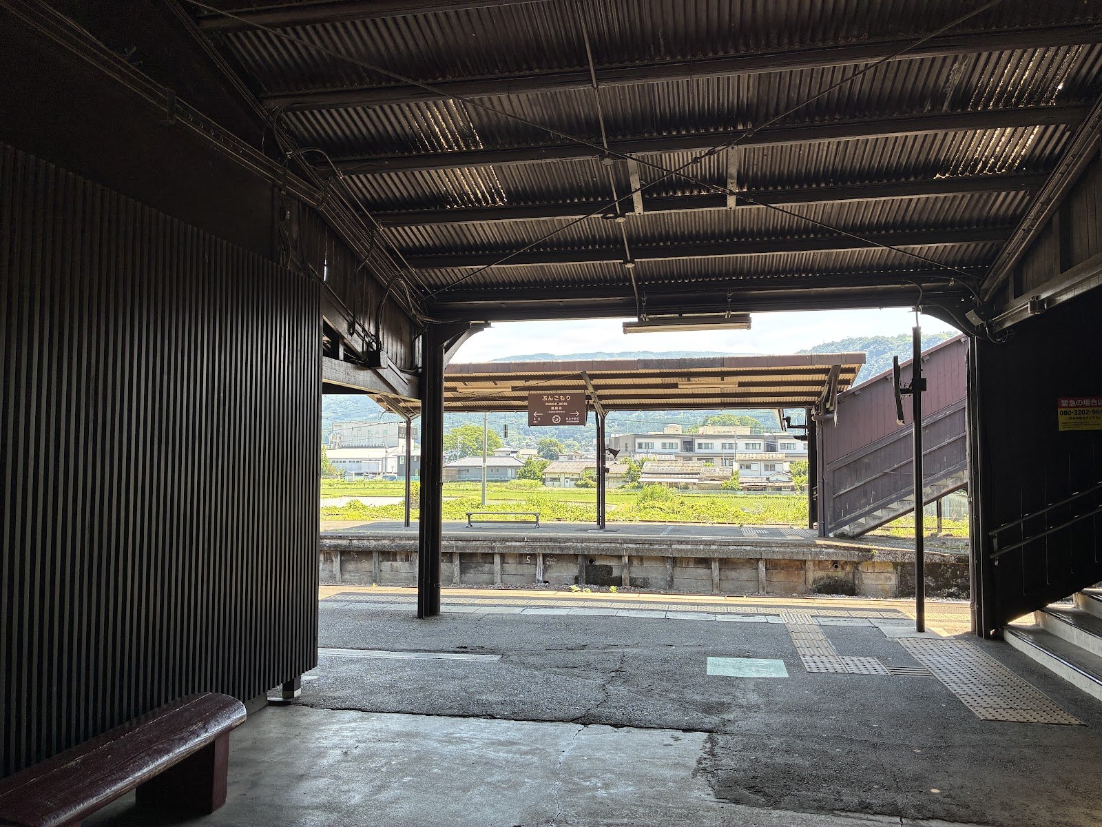 豊後森駅のホームから見た田園風景