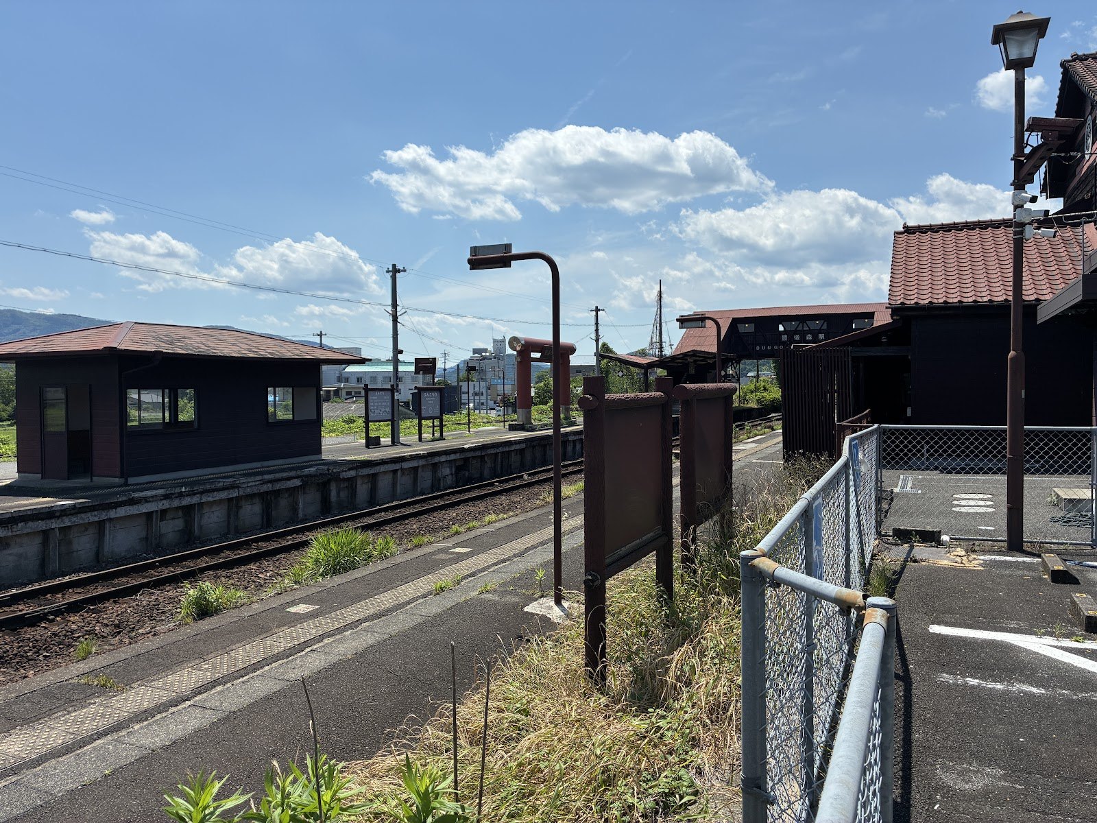 豊後森駅のホームの端から見た駅舎と、向かいのホームの待合所