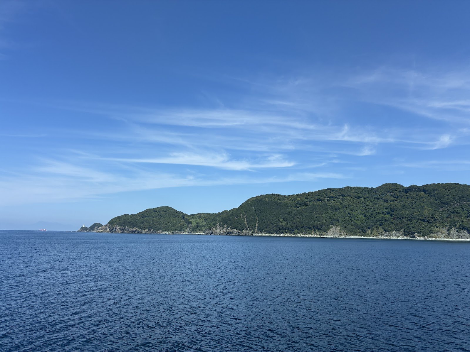 船の上から見た佐田岬。海に細長く突き出した岬