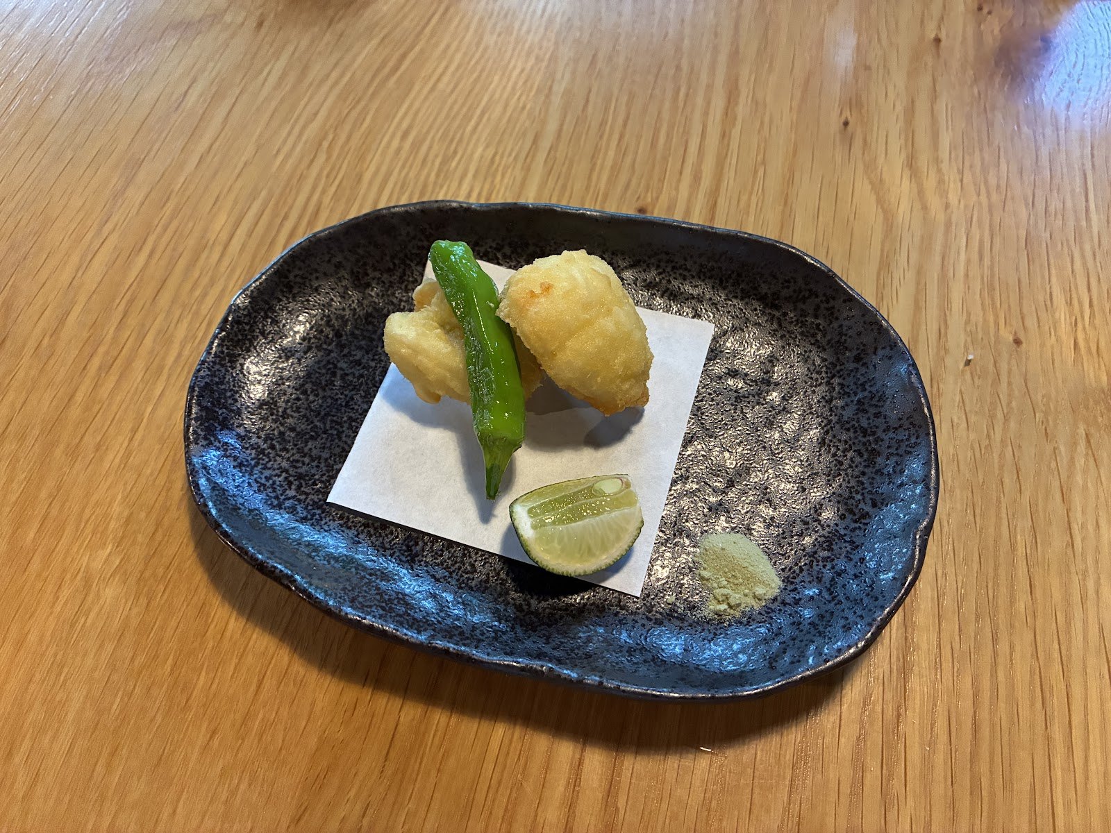 鱧の天麩羅。ししとうと柑橘、塩が添えられている