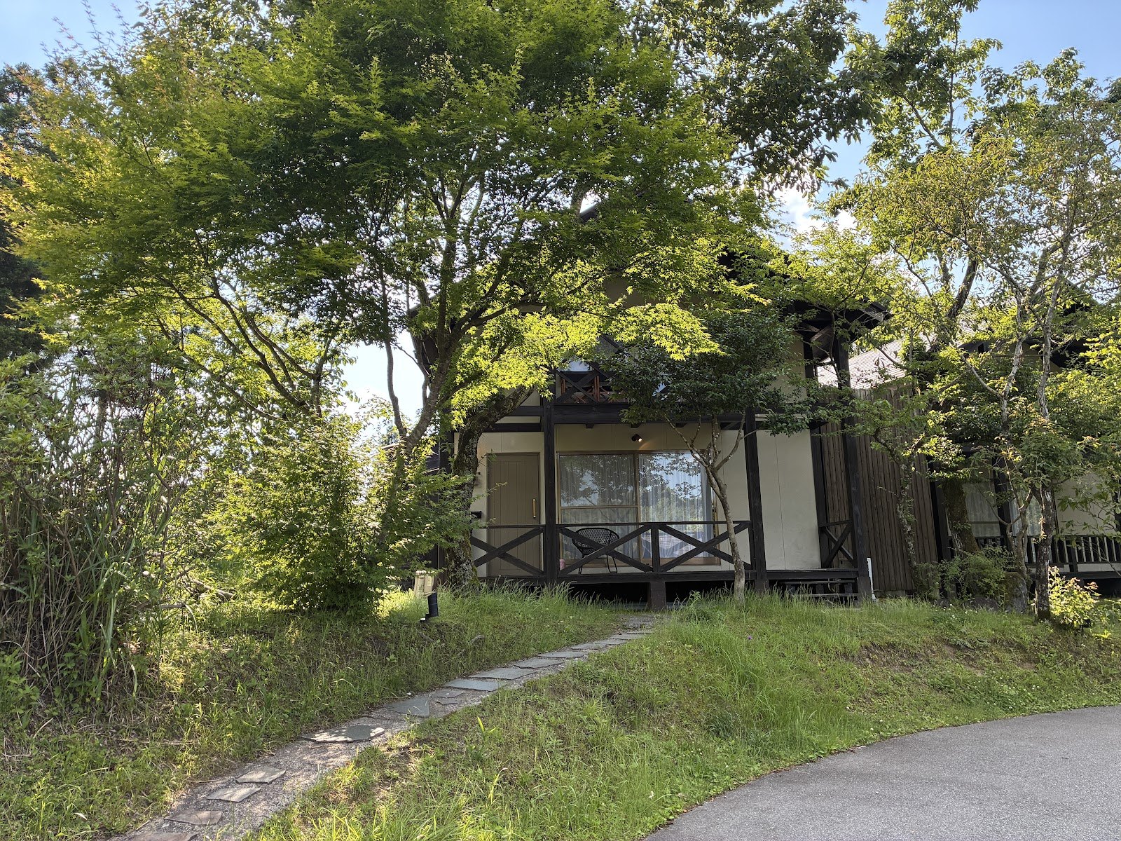 木立の中の小径の先にある離れの建物