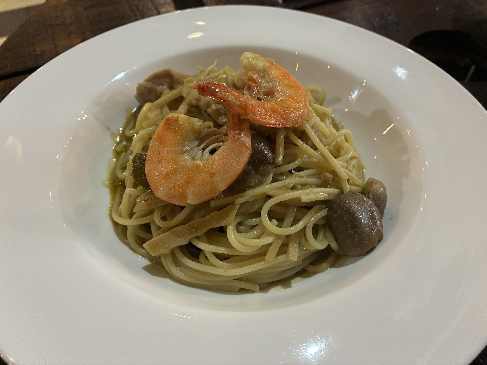 グリーンカレーパスタ。海老ときのこがのっている