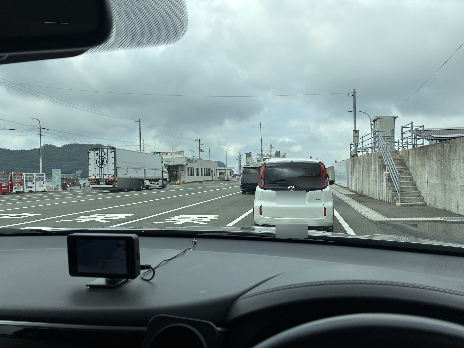 三崎港の乗船待ちレーンと国道九四フェリーの建物