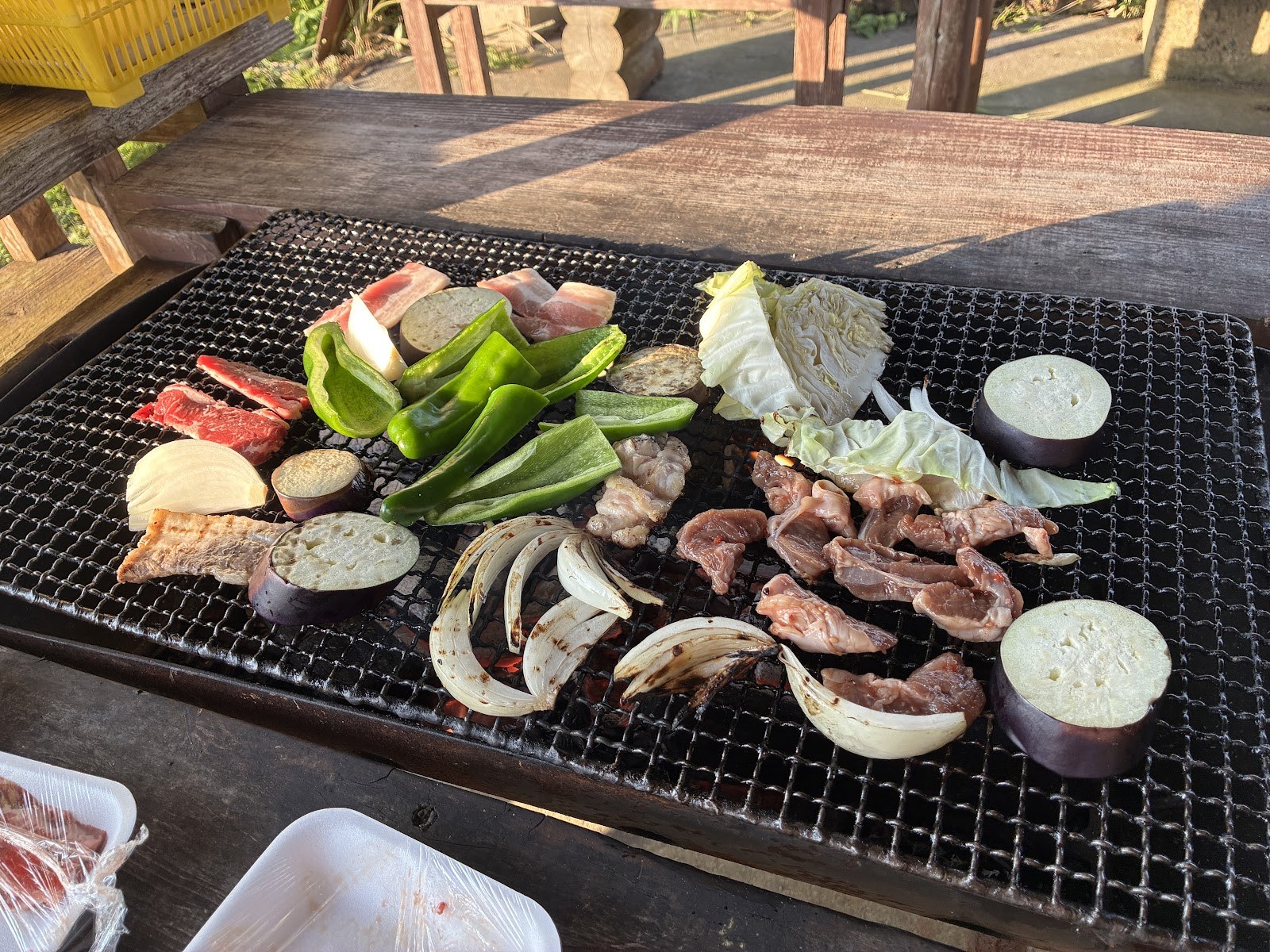 網の上で焼かれている肉と野菜