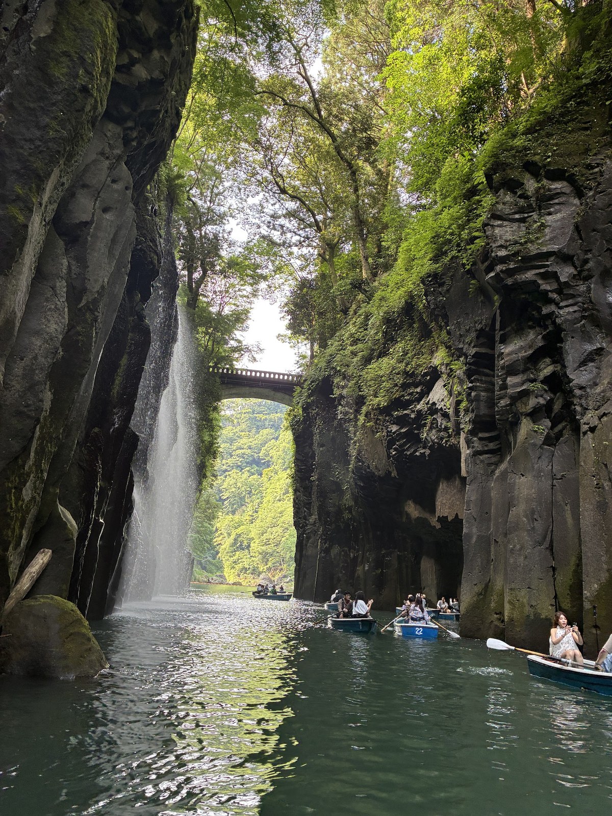 高千穂峡の真名井の滝と、峡谷に浮かぶ貸しボート