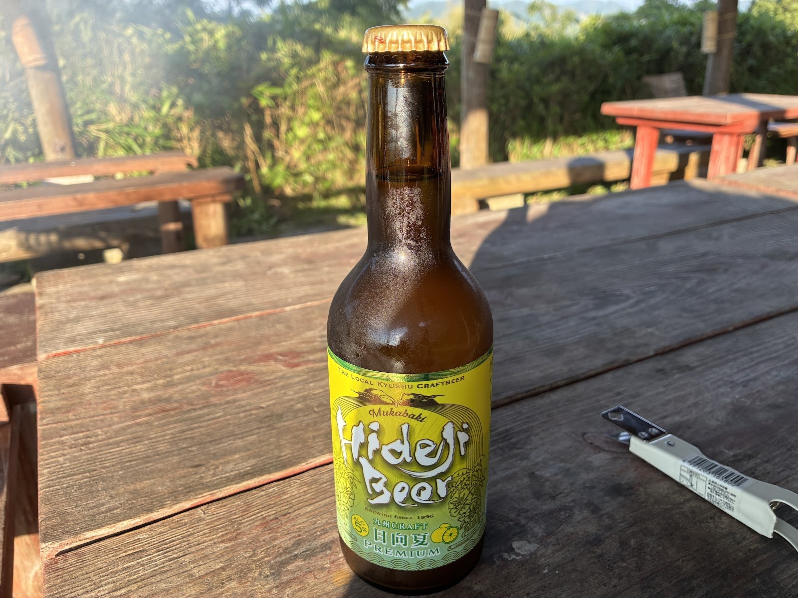 テーブルに置かれたひでじビールの瓶