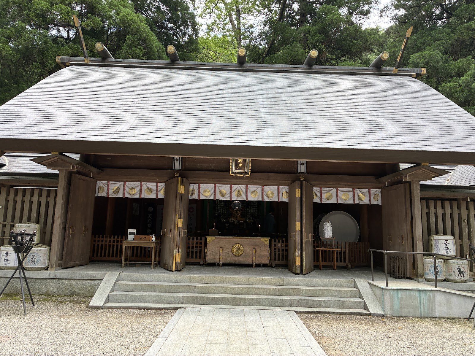白木づくりの天岩戸神社の社殿