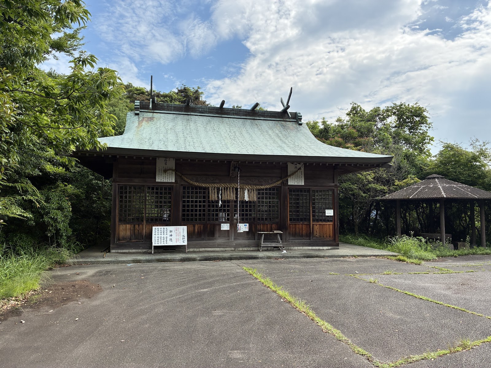 国見ヶ丘の駐車場そばに建つ中畑神社遥拝宮の社殿