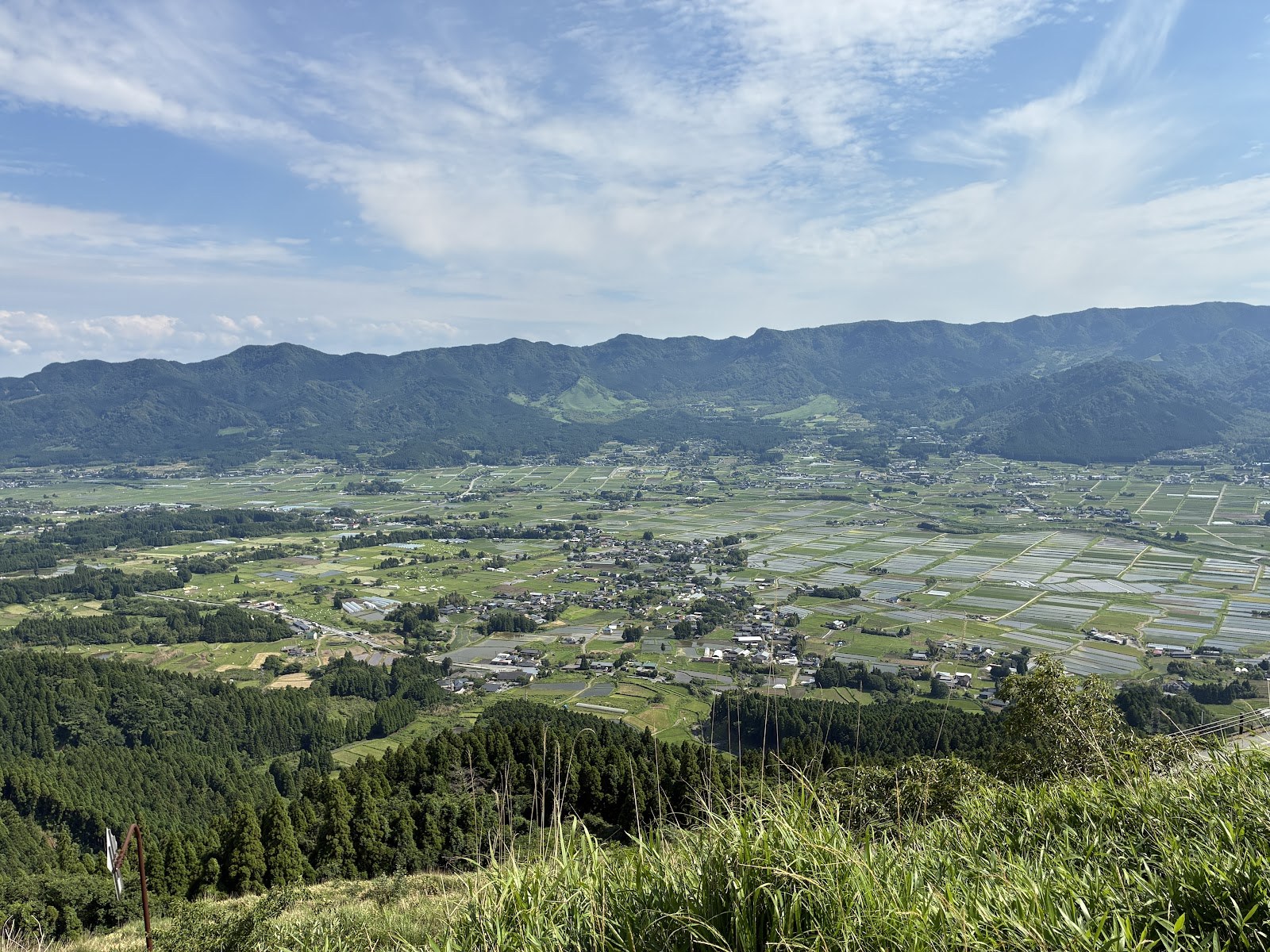 展望所から見おろす南阿蘇の田園と外輪山
