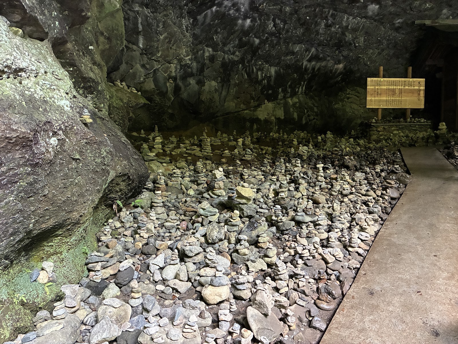 天安河原の洞窟の中に無数に積まれた石