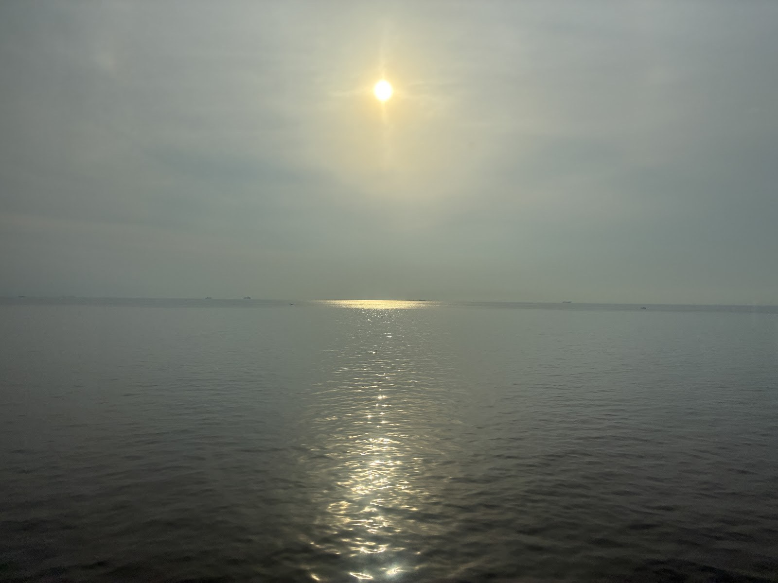 朝の海に反射する太陽の光