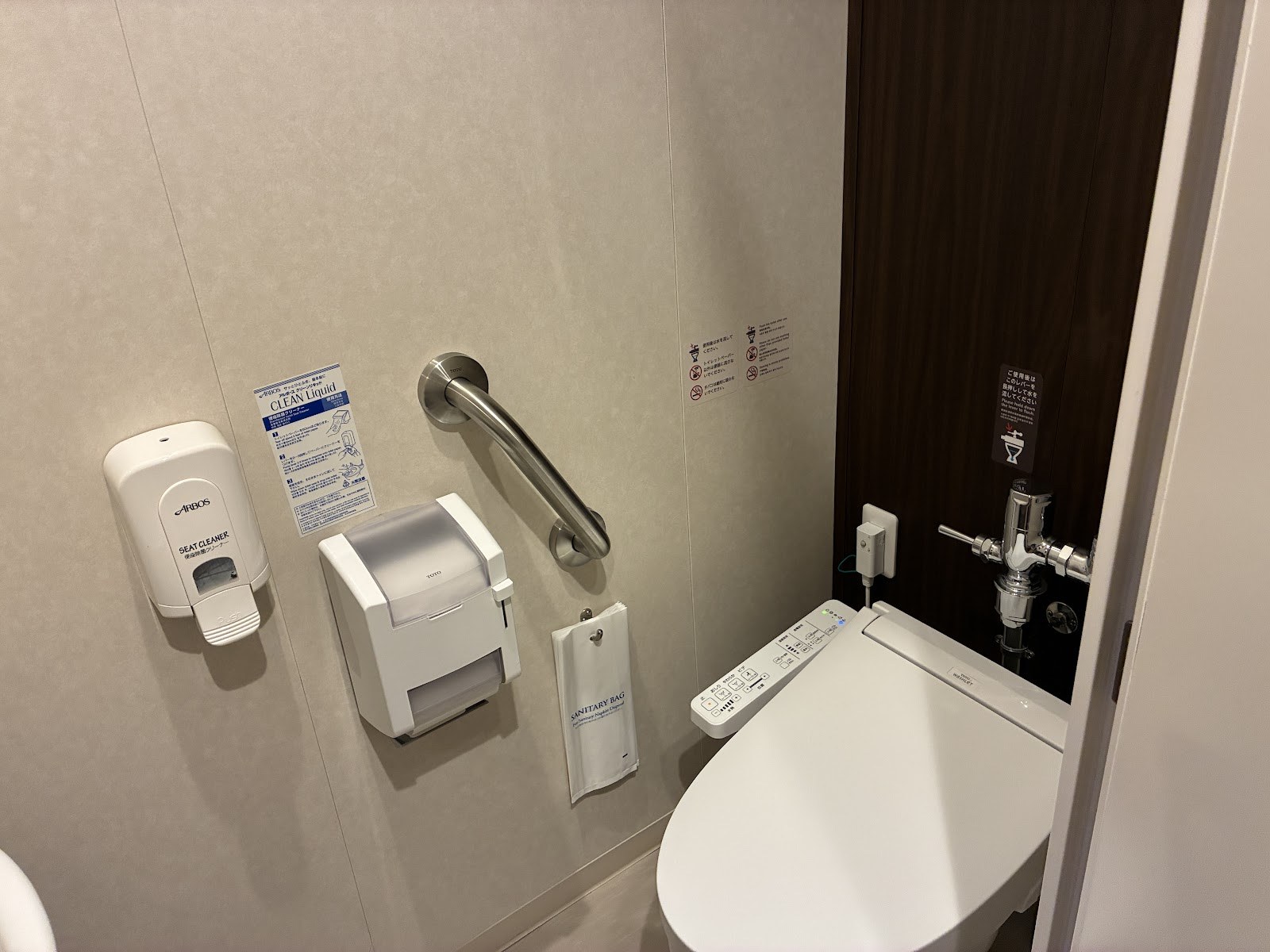 フェリー客室内の洋式トイレと手すり