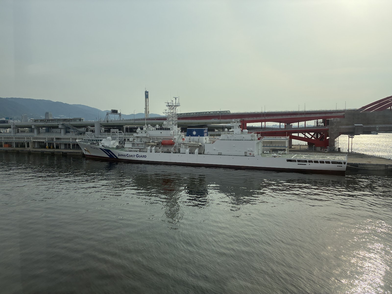 岸壁に停泊する海上保安庁の巡視船と、奥の赤い神戸大橋