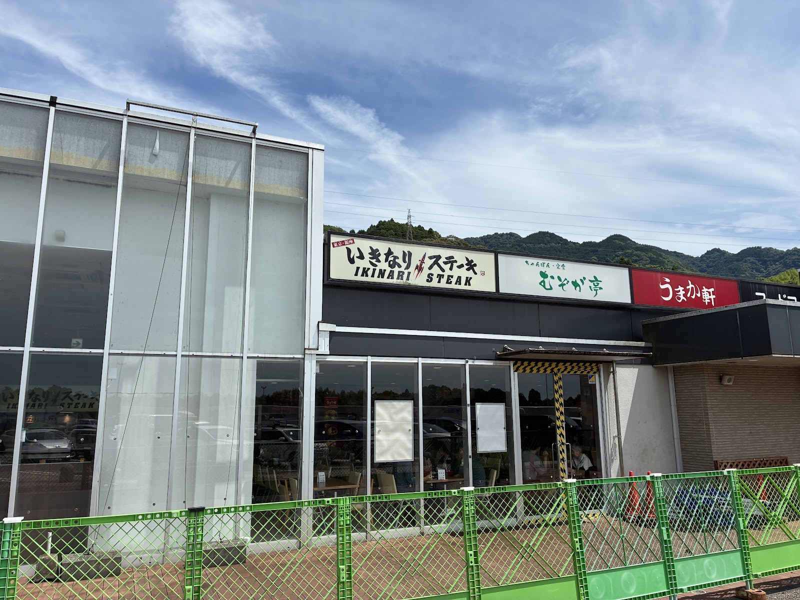 サービスエリアの建物に入る「いきなり！ステーキ」などの看板