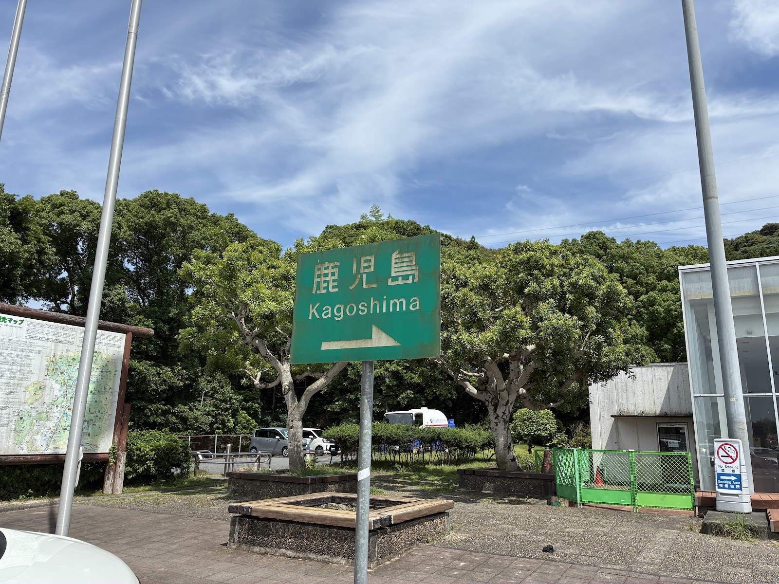 サービスエリアに立つ「鹿児島 Kagoshima」の案内板