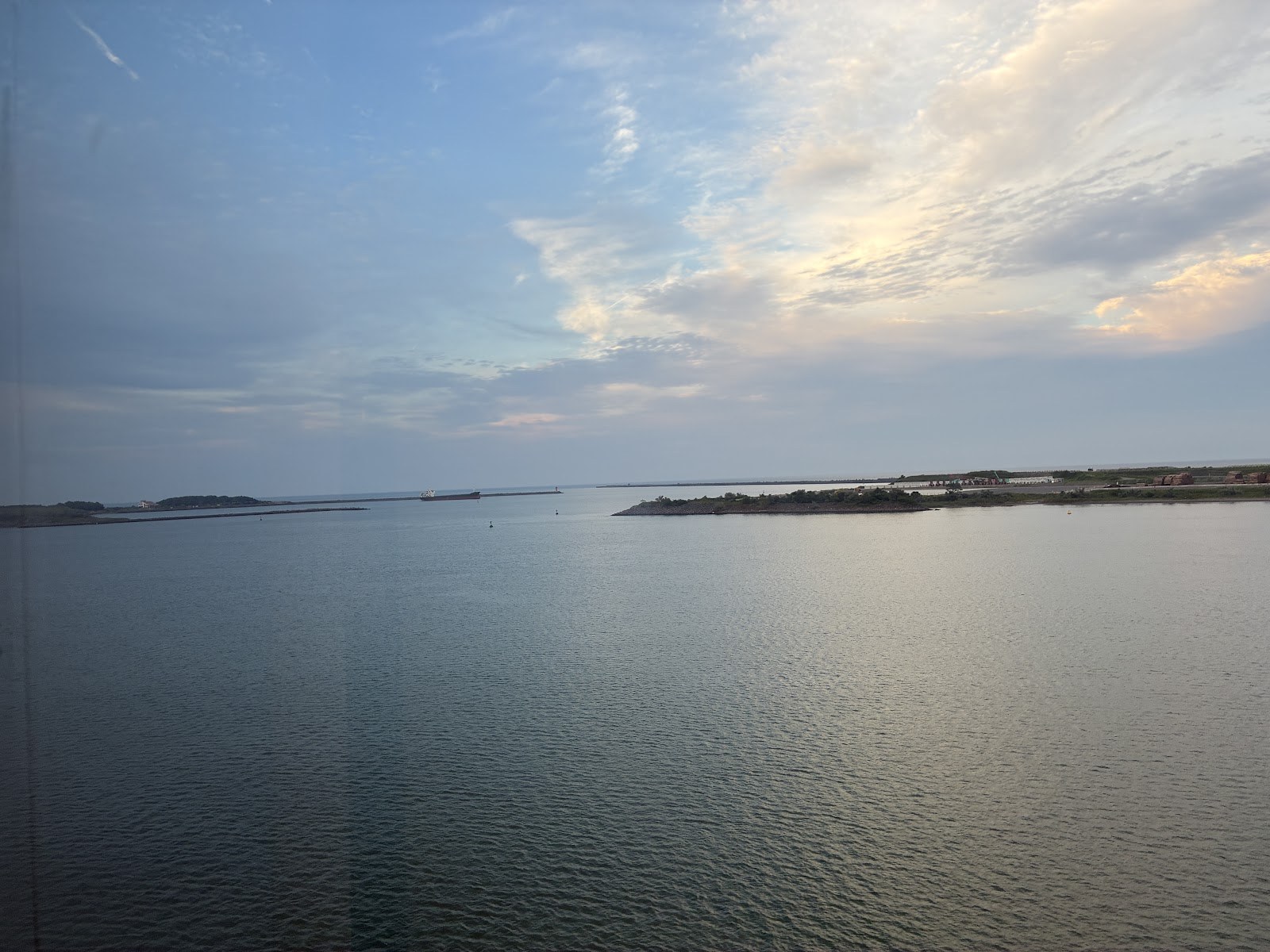 夕暮れの海と、遠くに見える陸地の影