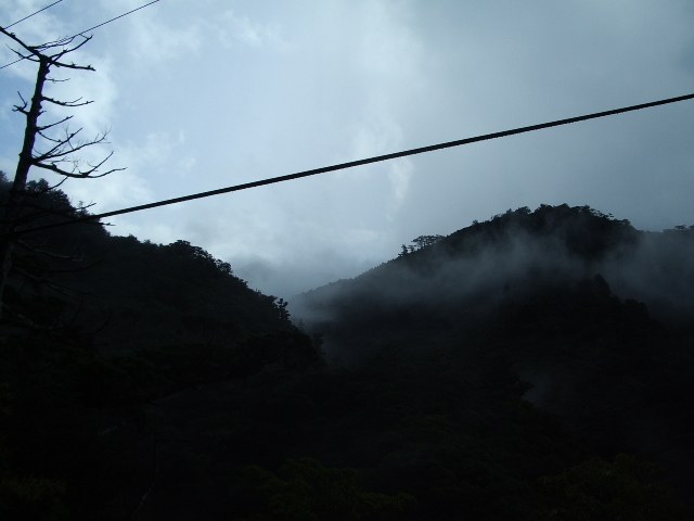 雲がかかった山の稜線