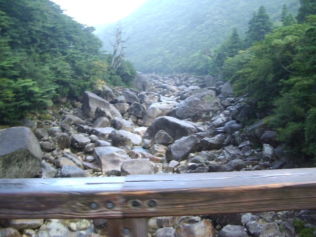 岩がごろごろした谷と、鉄橋からの眺め