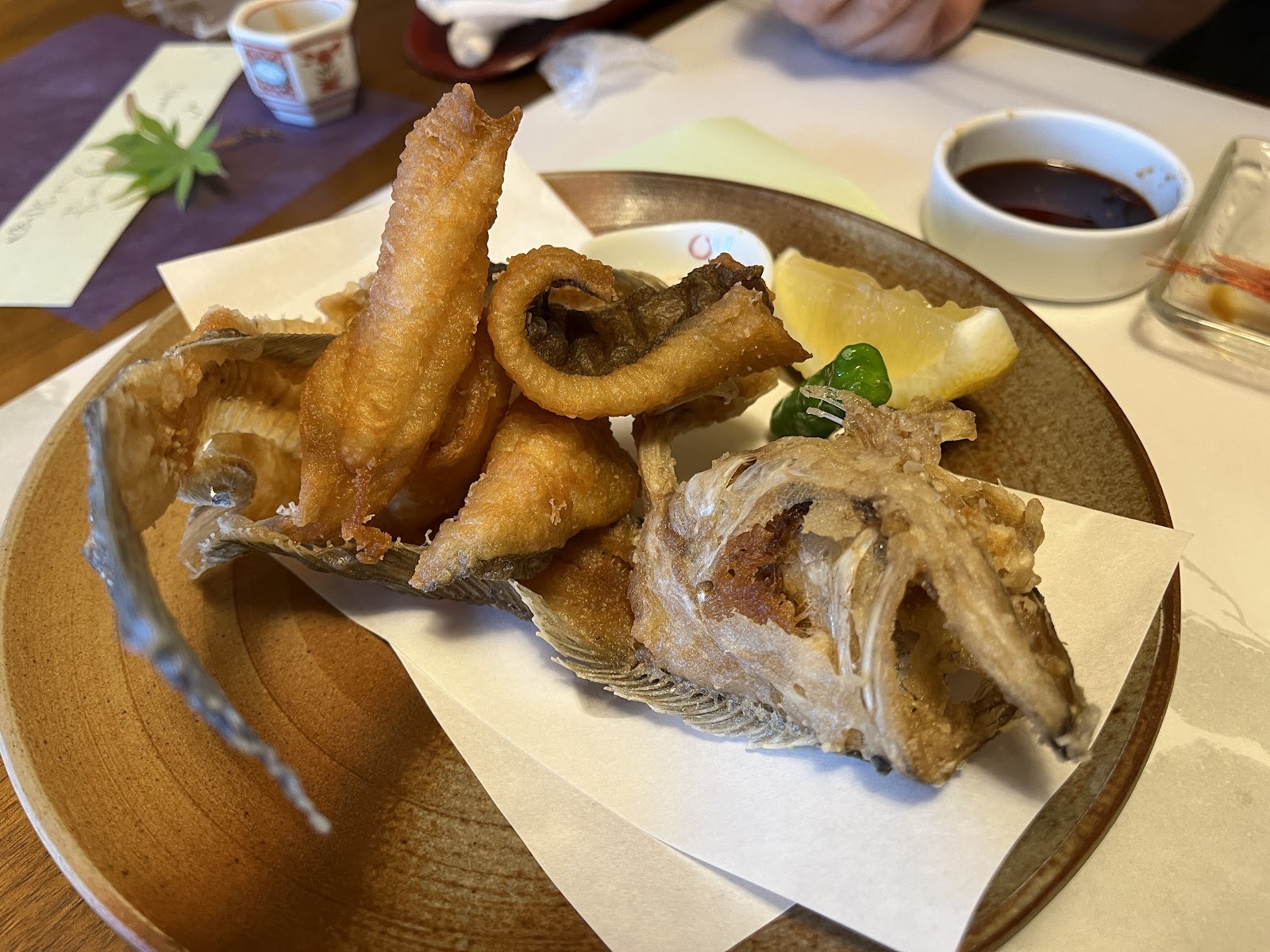 揚げ物の盛り合わせ。小魚の姿揚げなど
