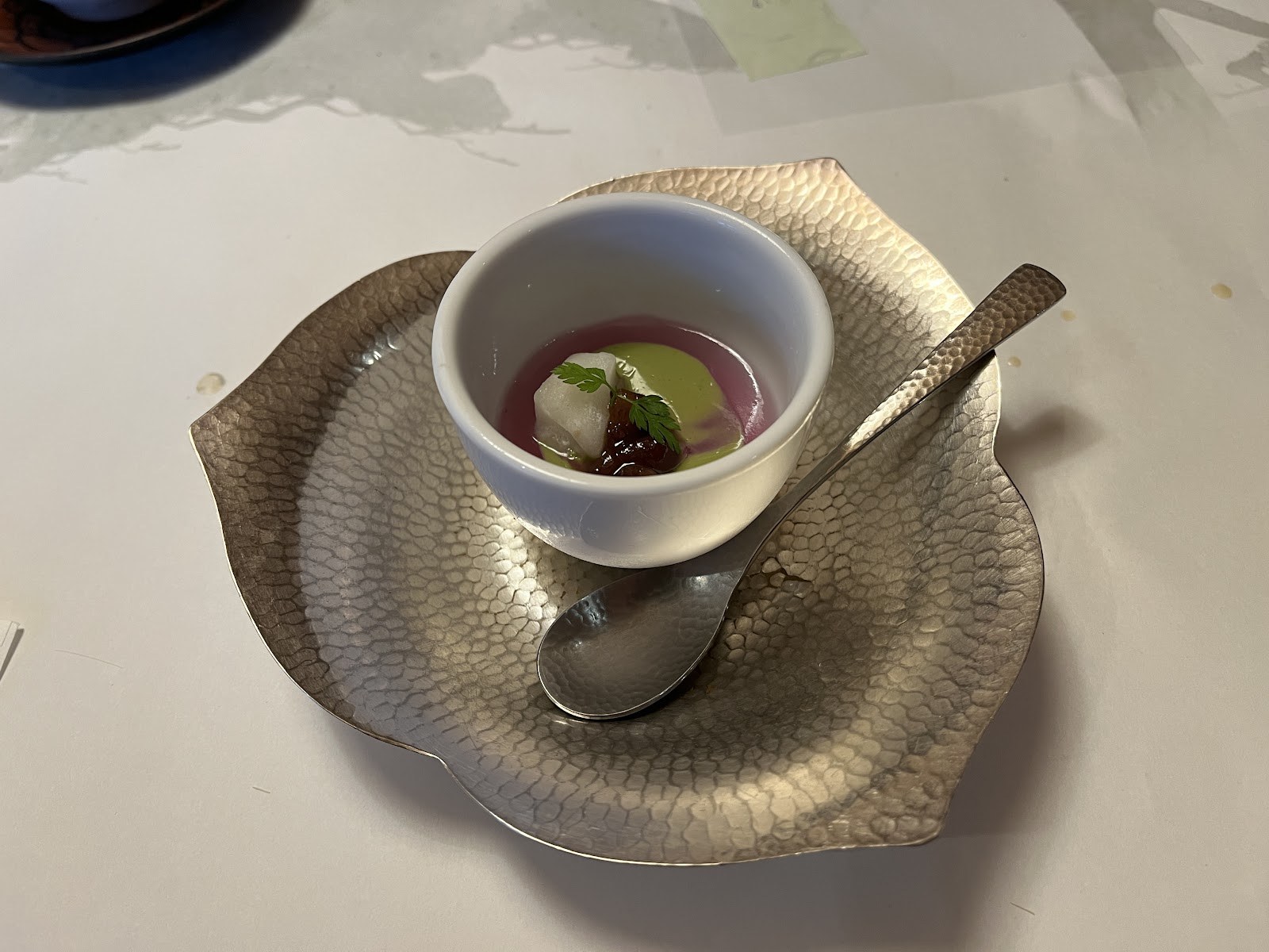 ガラスの器に入ったわらび餅と抹茶ソース