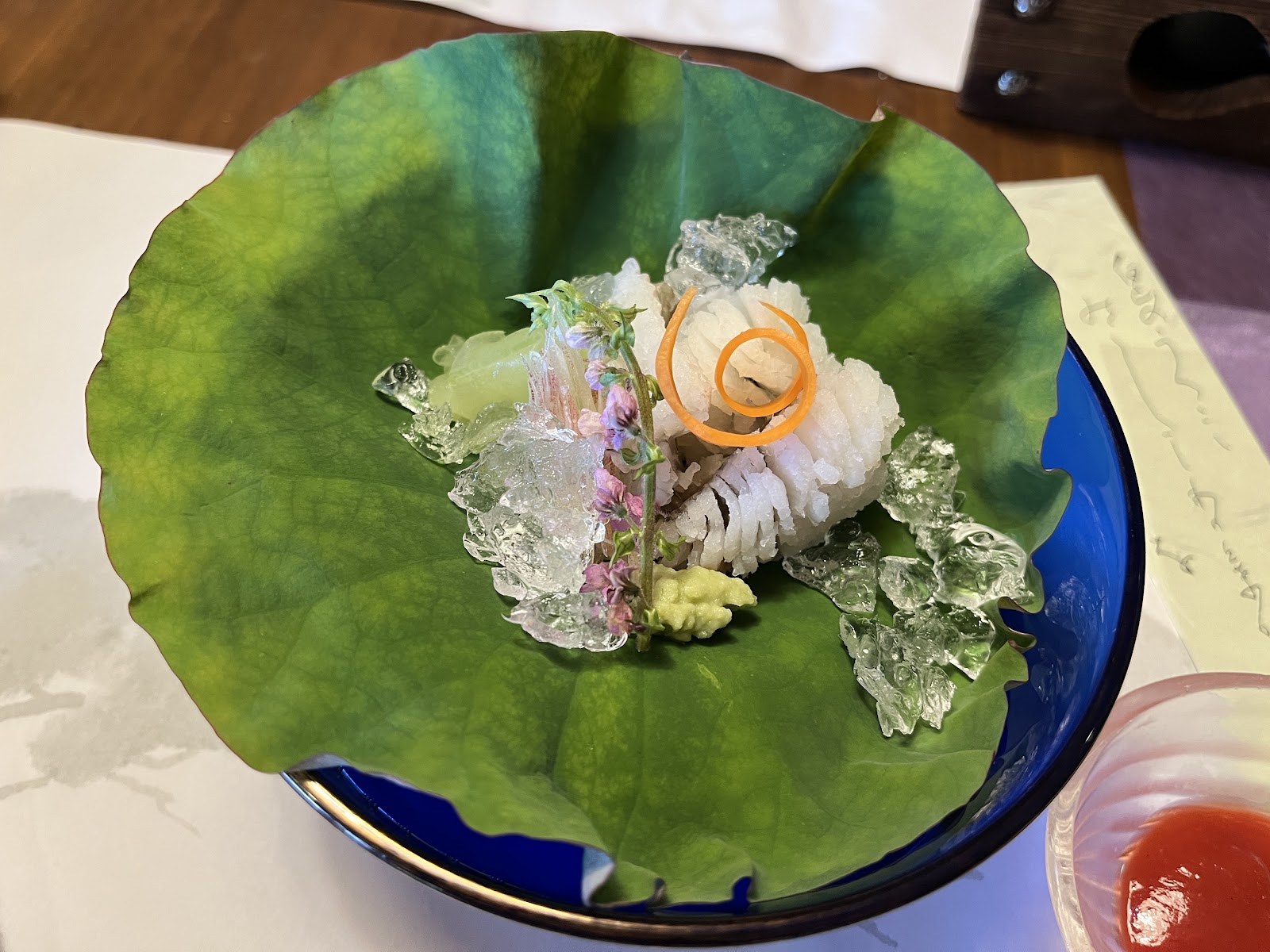 青い皿に敷いた葉の上の鱧の落とし