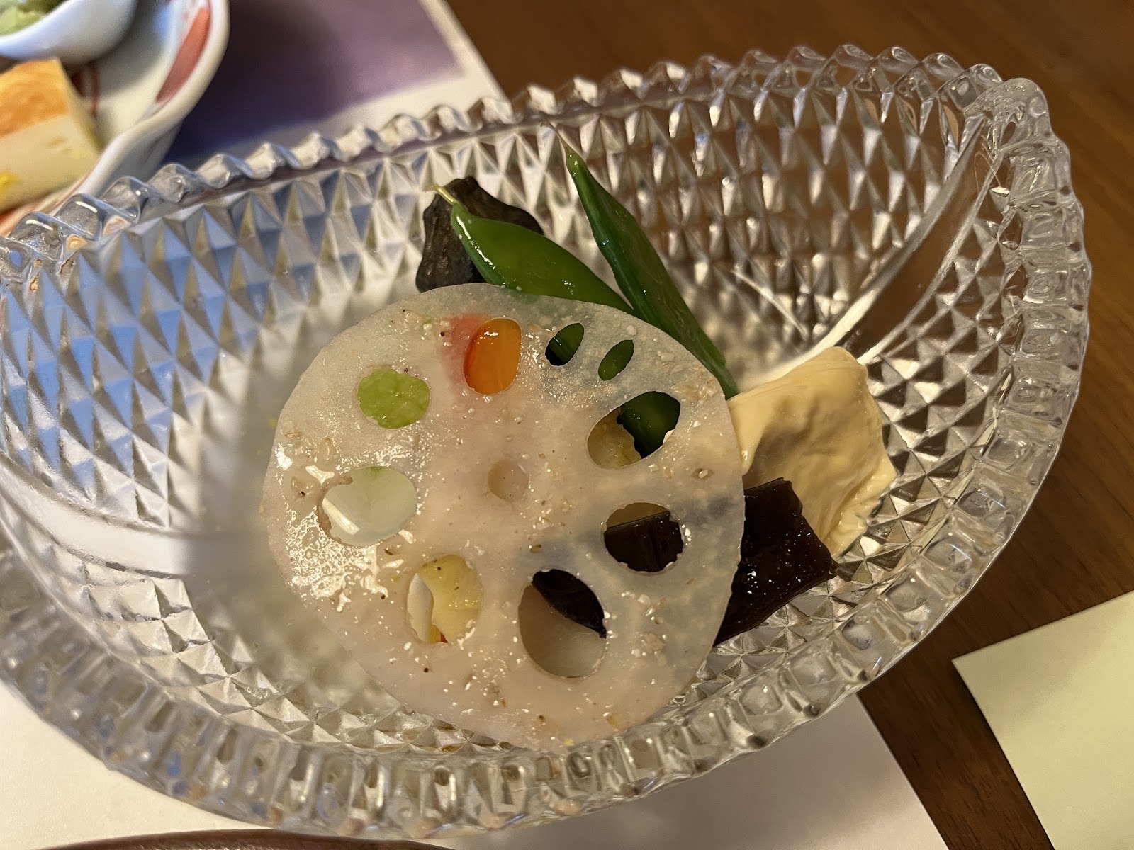 ガラスの器に盛られた蒸し鮑と加賀野菜