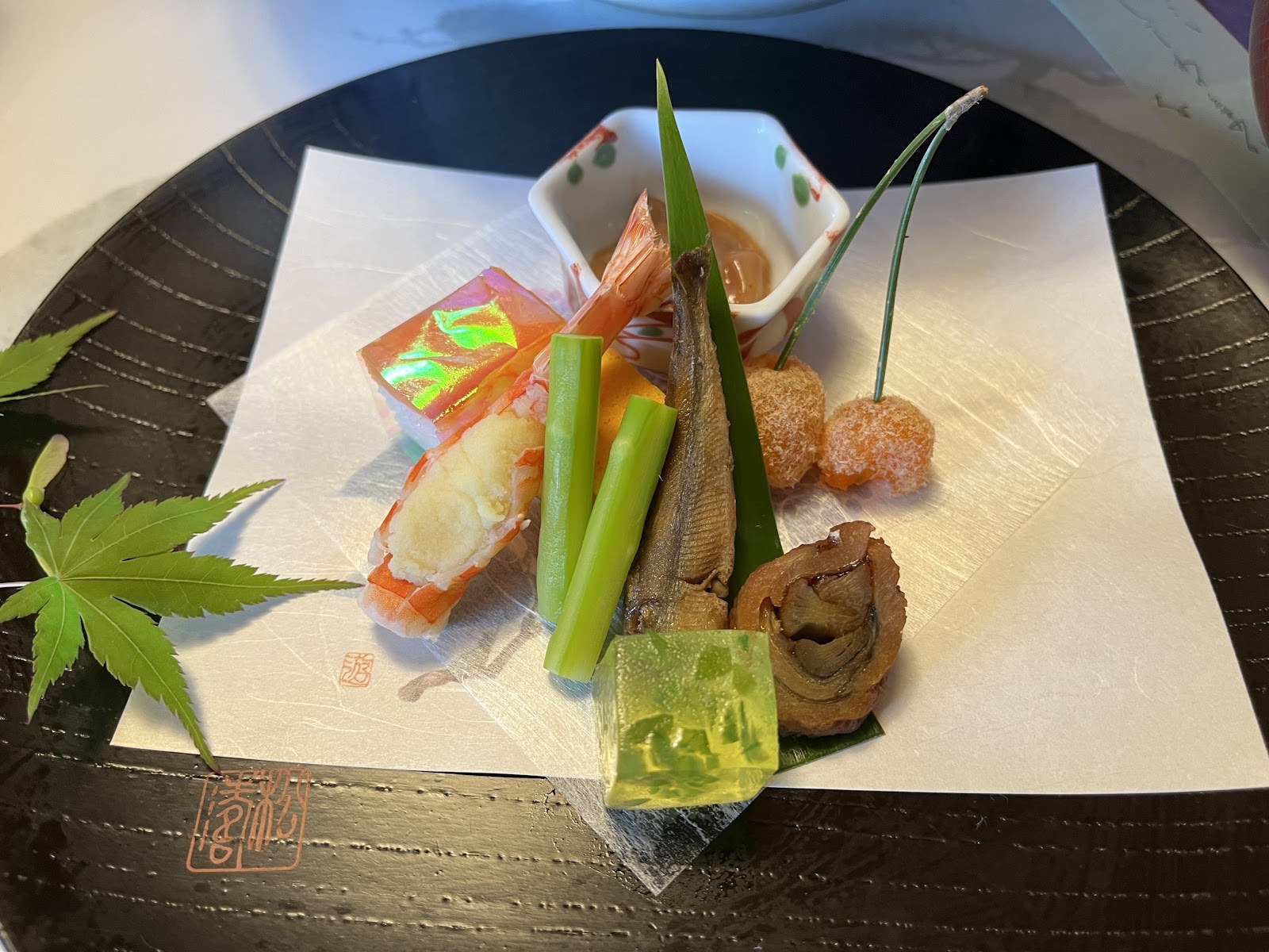 前菜の盛り合わせ。海老や卵、青梅の寄せなどが少しずつ並ぶ