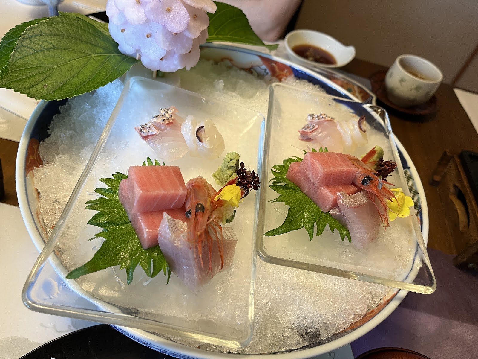 刺身の盛り合わせ。まぐろや白身が二人分