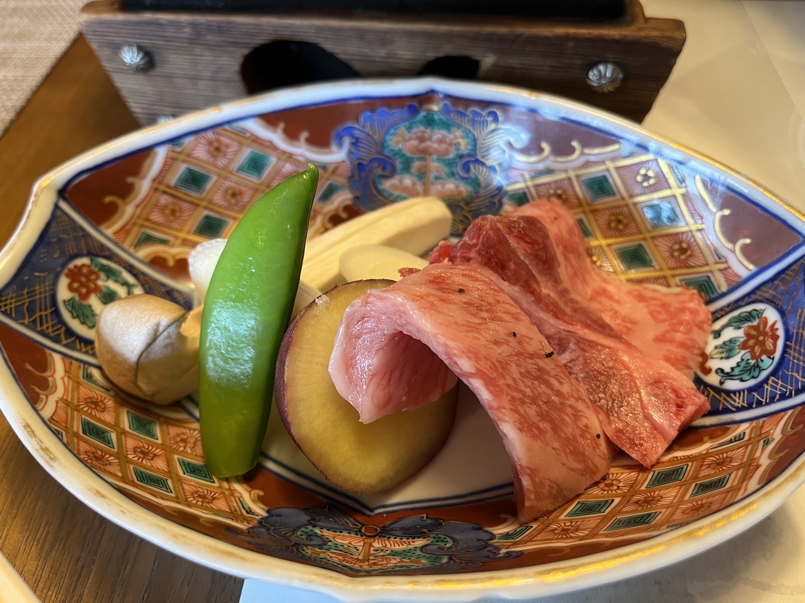 九谷焼の皿に盛られた和牛のロースと加賀野菜