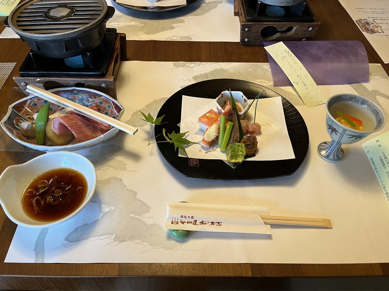 畳の部屋に用意された会席の膳。手前に固形燃料のコンロ