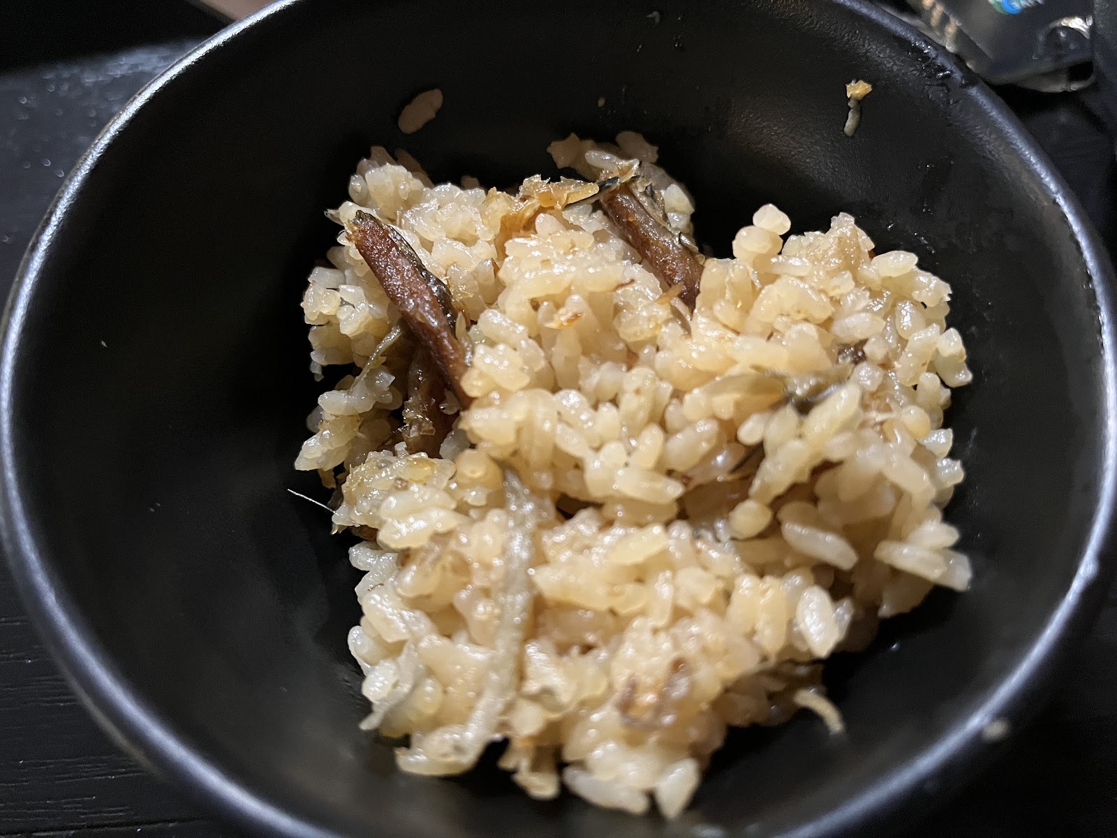 黒い椀に盛られた穴子飯