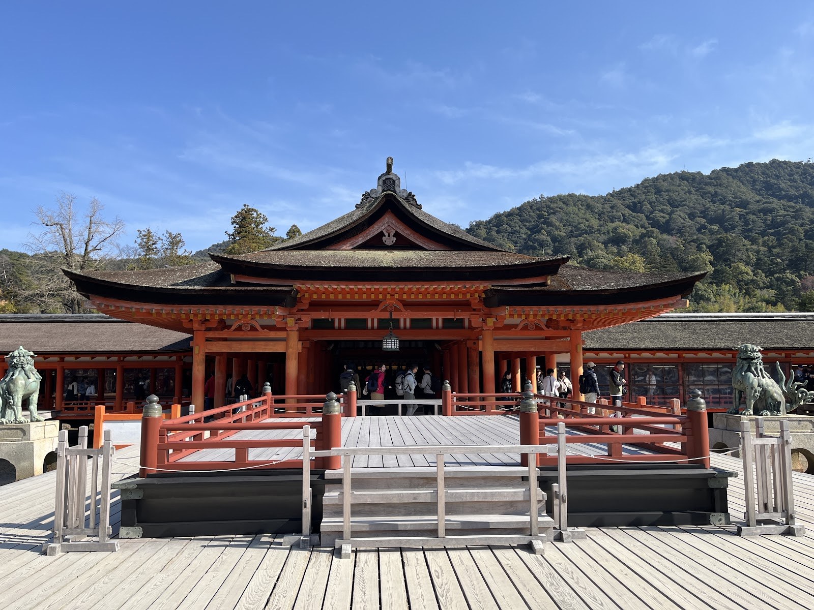 厳島神社の社殿と高舞台