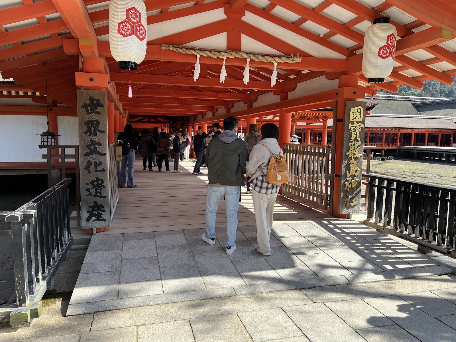 厳島神社の回廊と「世界文化遺産」と書かれた提灯