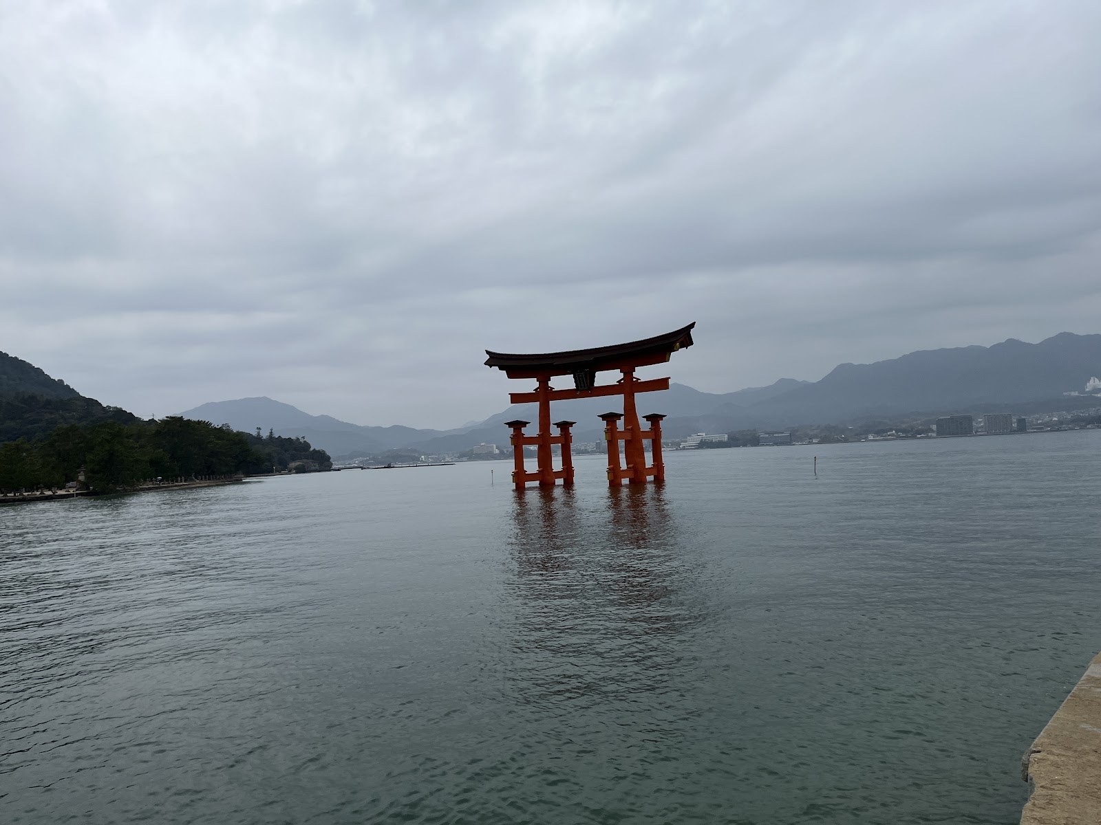 満潮の海に浮かぶ厳島神社の大鳥居