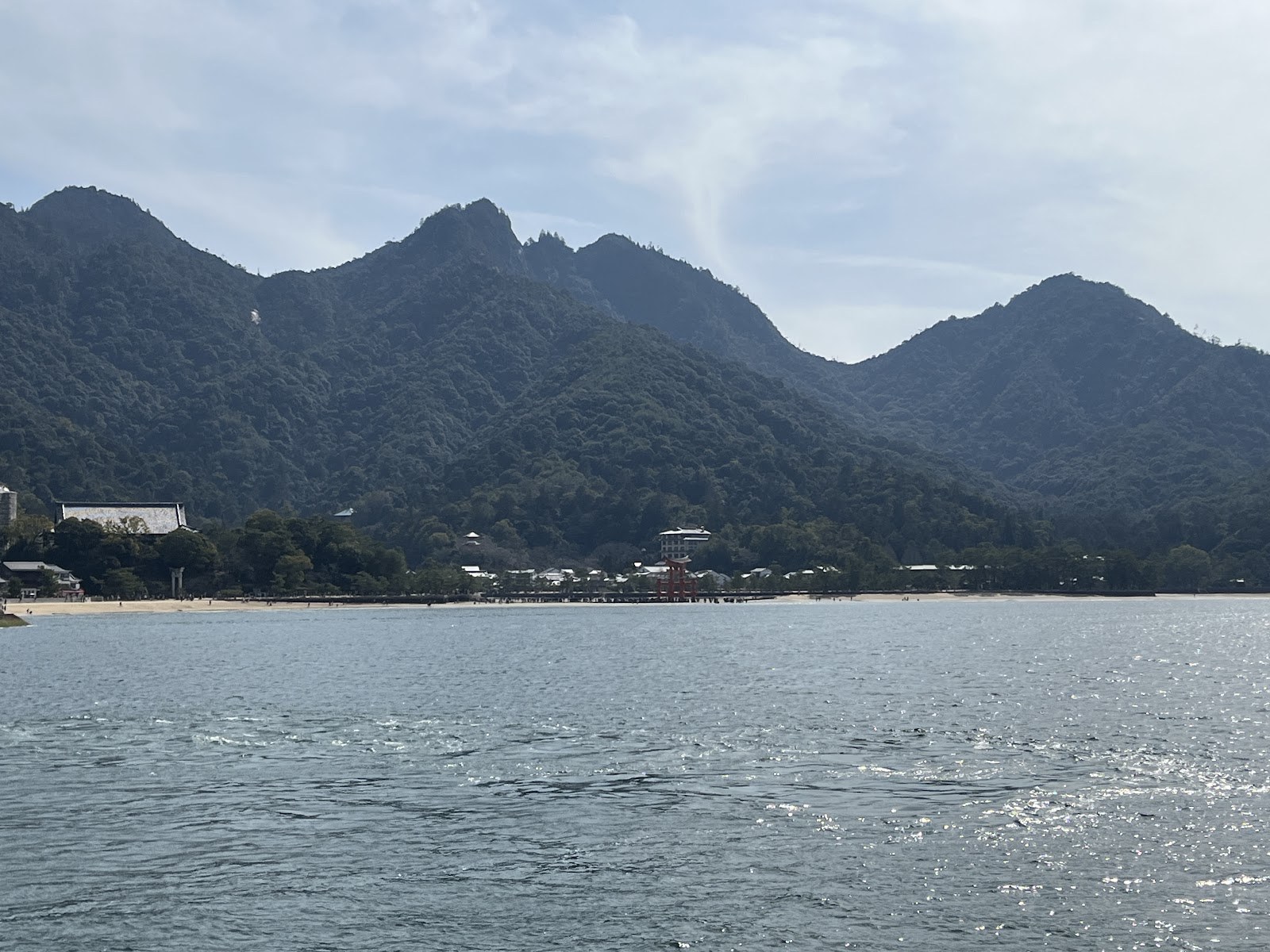 船から見た宮島の山なみと海