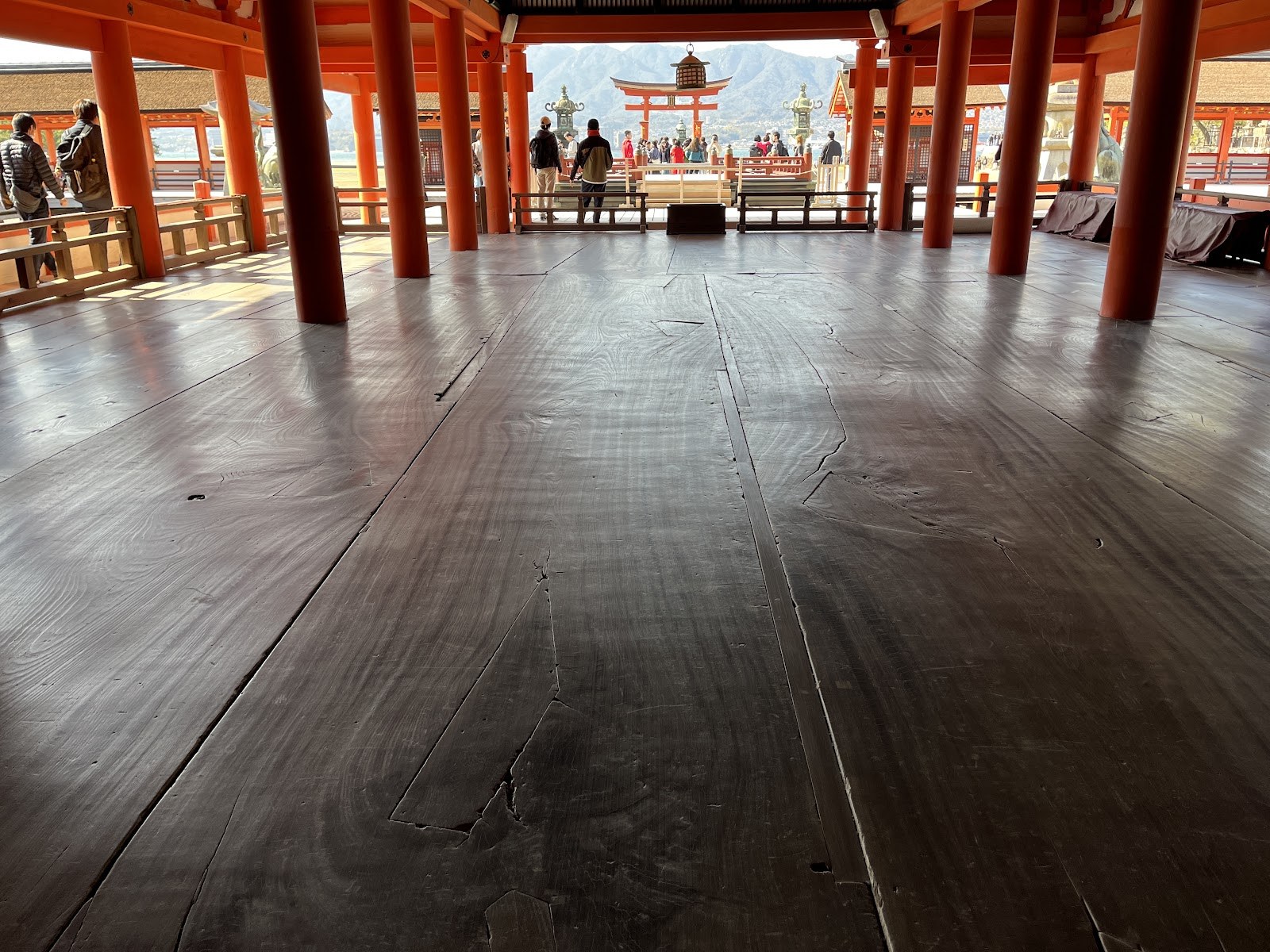 厳島神社の回廊の木の床
