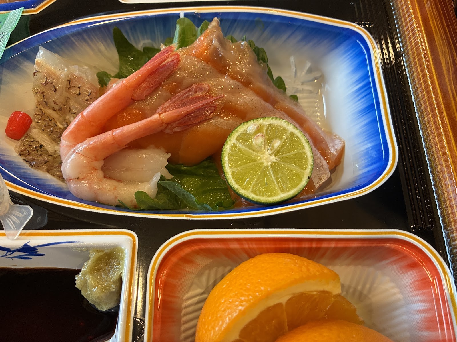 刺身や天ぷらが並んだ膳