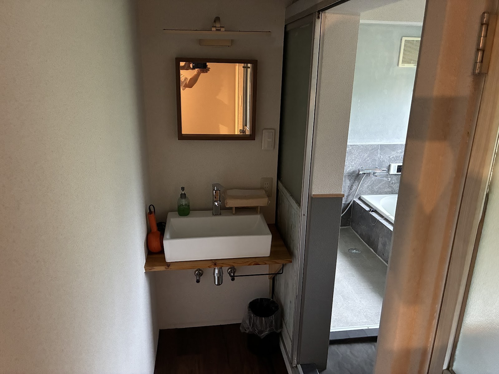 鏡と洗面台