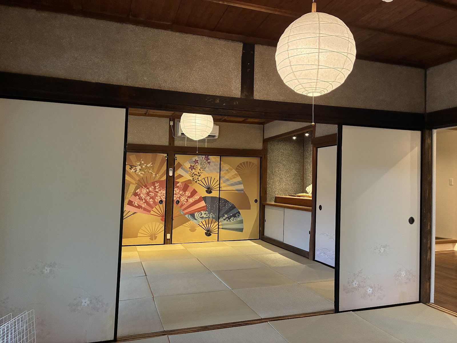 扇の絵が描かれた襖のある和室