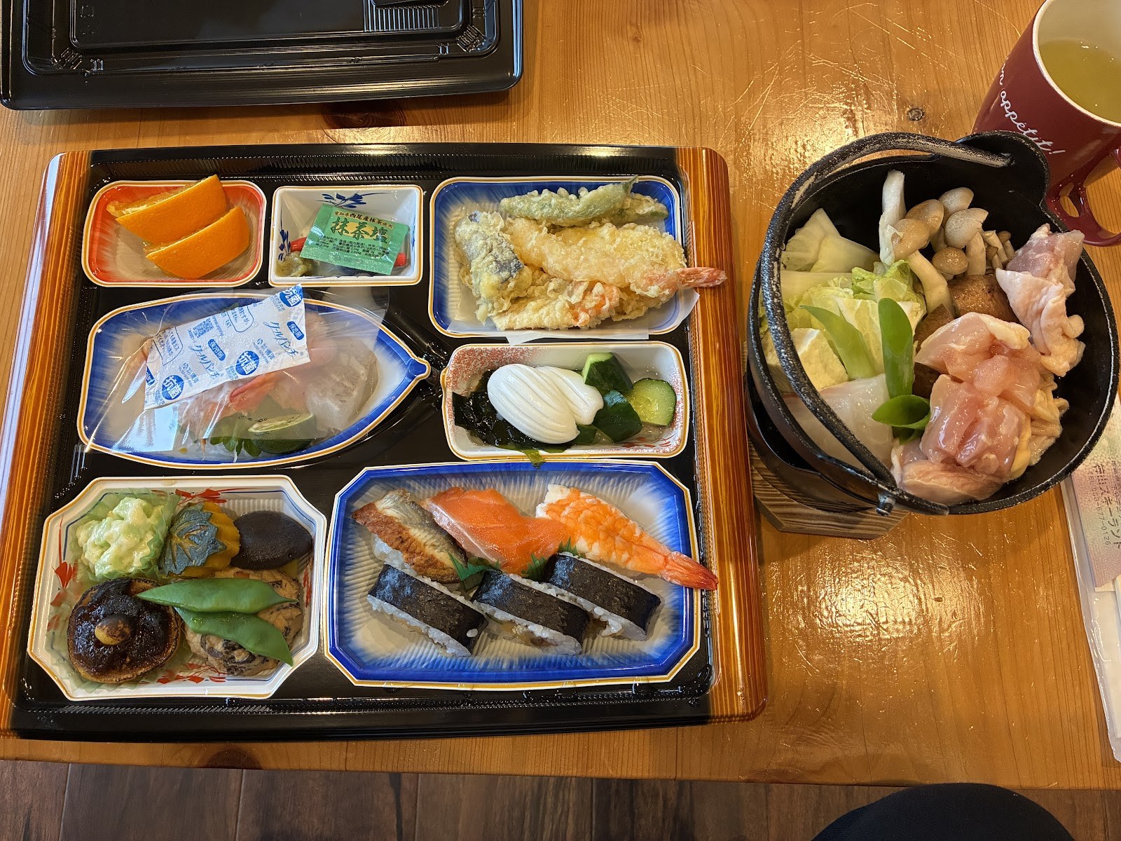 畳の座卓に並んだ郷土料理の膳と鍋