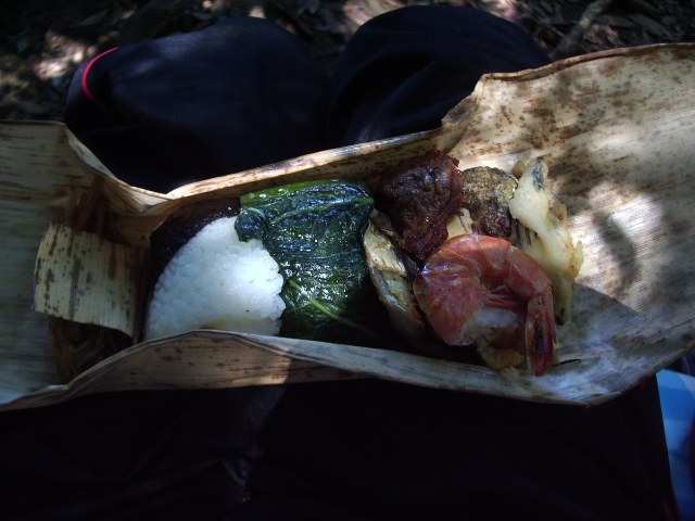 菜っ葉にくるまれたおにぎりとエビ