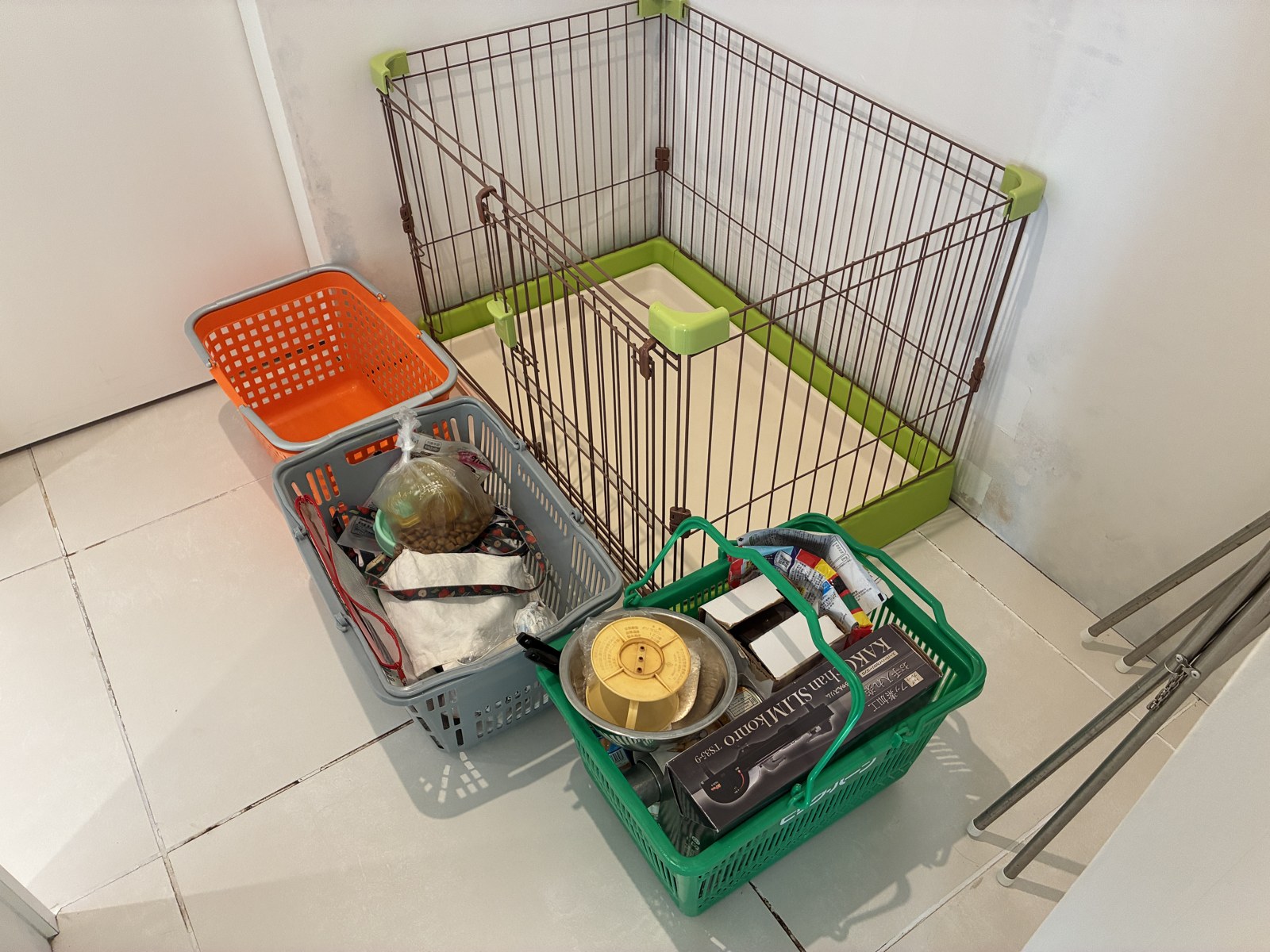 部屋に備え付けのペットサークル。手前は持ち込んだ犬の荷物とBBQ用品のカゴ