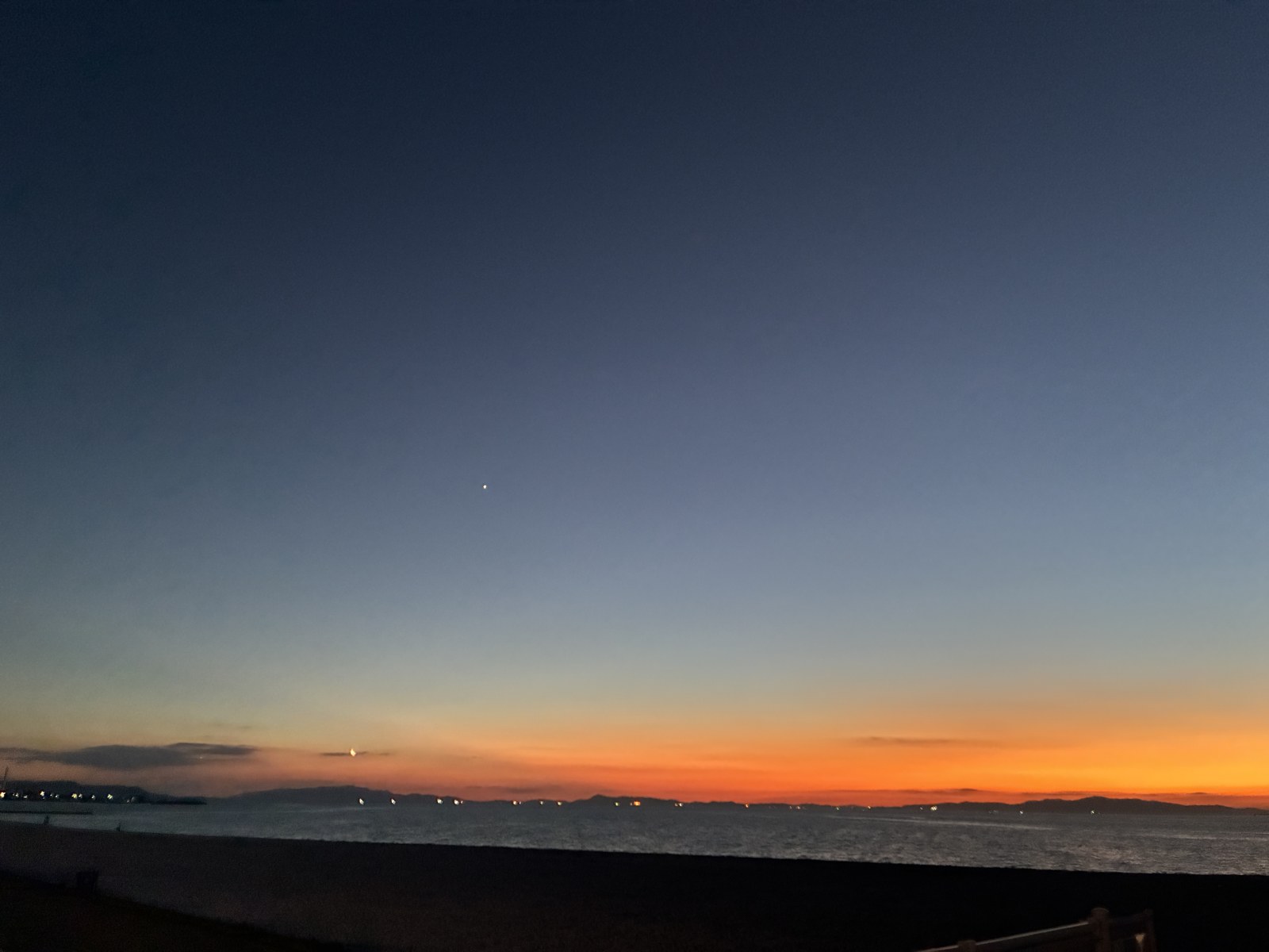 日没後、オレンジから紺へ変わる空と海
